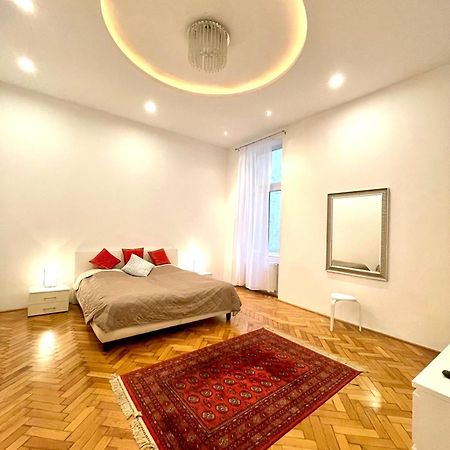 Amazing Swedish 3 Rooms Apartment In The City Center Budapeste Exterior foto