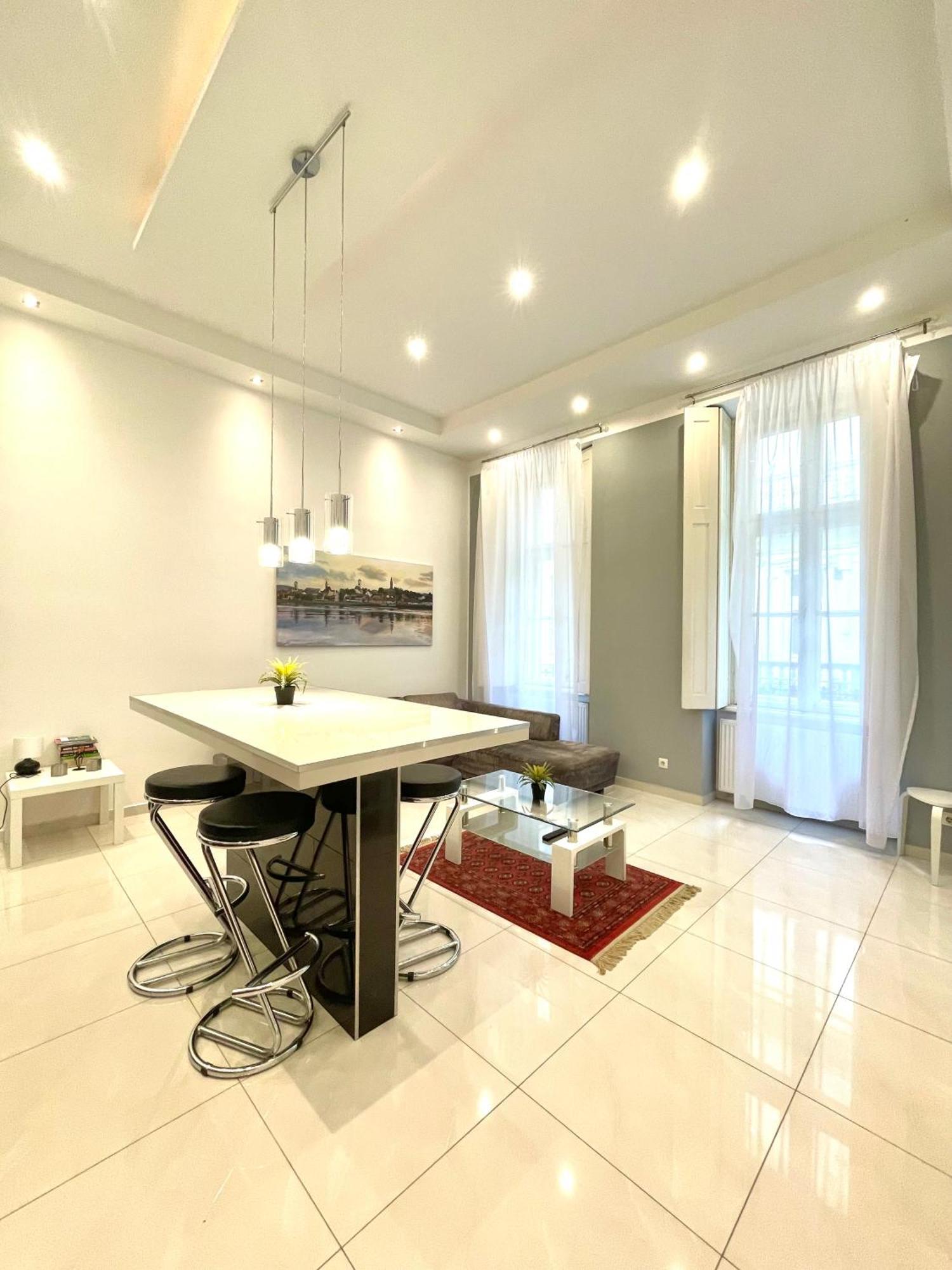 Amazing Swedish 3 Rooms Apartment In The City Center Budapeste Exterior foto