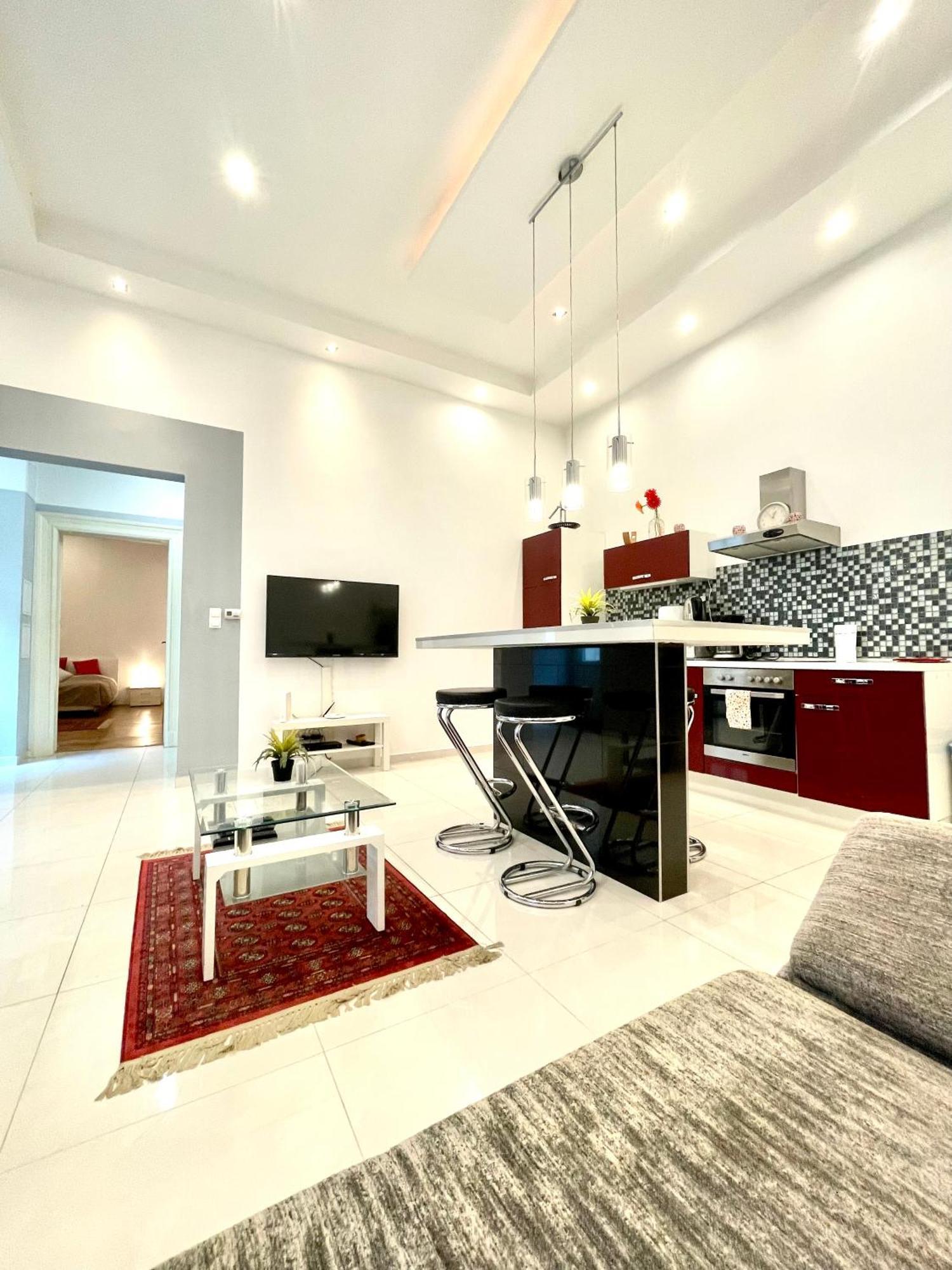 Amazing Swedish 3 Rooms Apartment In The City Center Budapeste Exterior foto