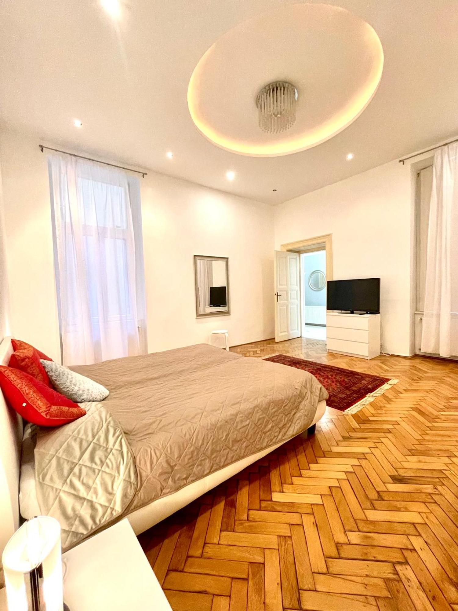 Amazing Swedish 3 Rooms Apartment In The City Center Budapeste Exterior foto