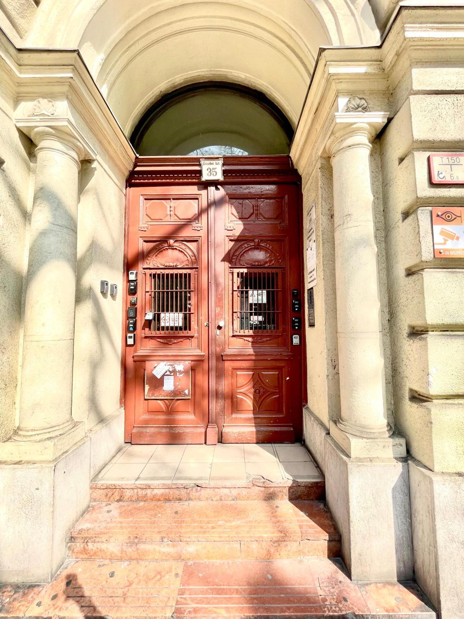 Amazing Swedish 3 Rooms Apartment In The City Center Budapeste Exterior foto