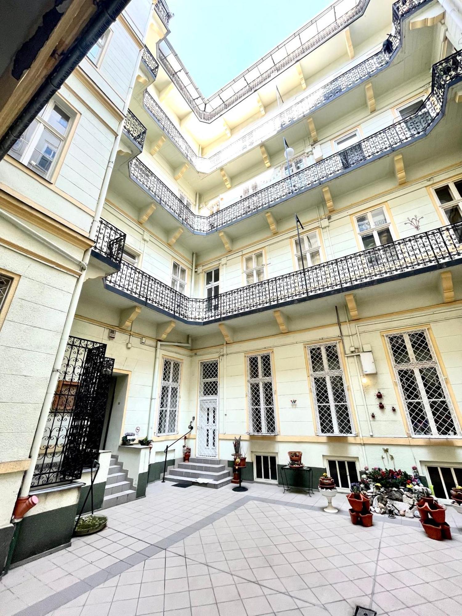 Amazing Swedish 3 Rooms Apartment In The City Center Budapeste Exterior foto