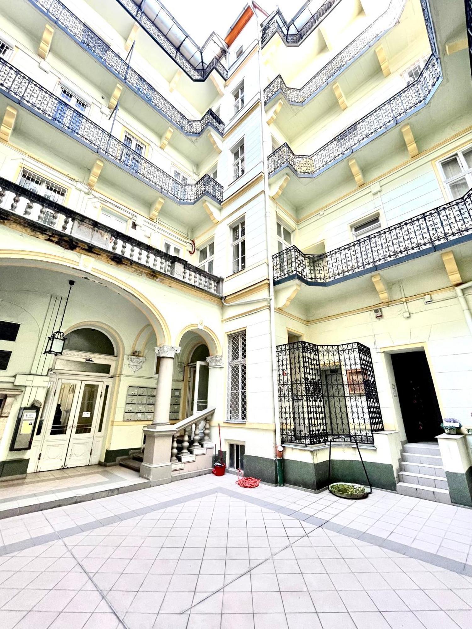 Amazing Swedish 3 Rooms Apartment In The City Center Budapeste Exterior foto